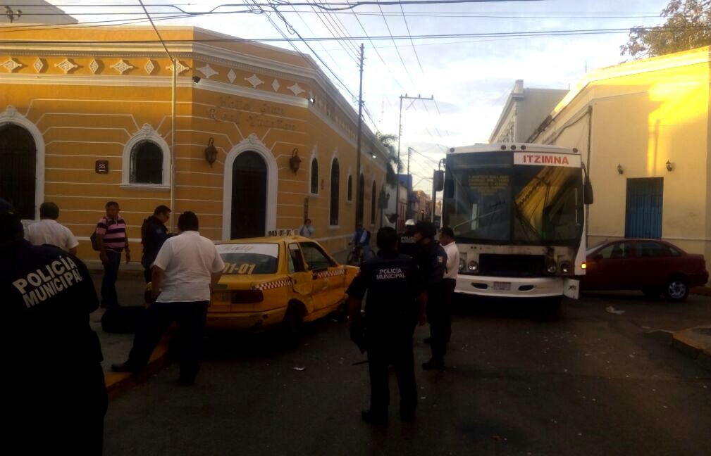 Aparatoso choque en la calle 56 por 55 Aparatoso choque en la calle 56 por 55