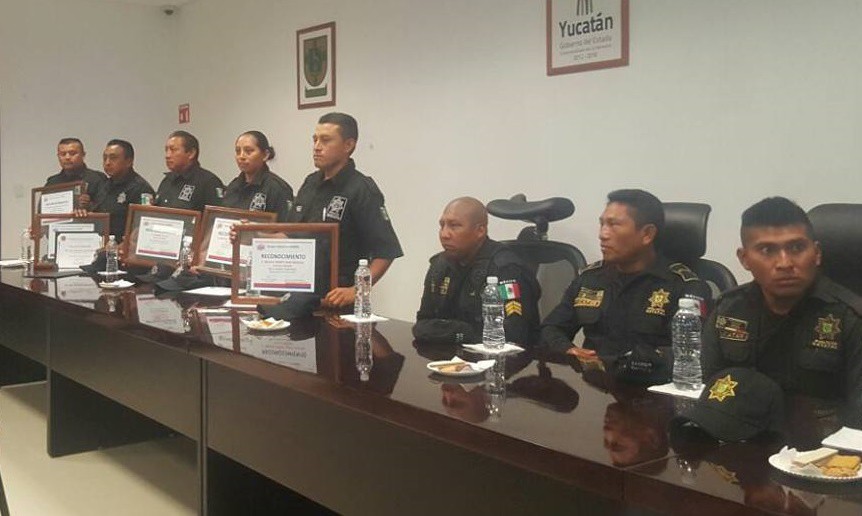 Reconocen y entregan estímulos económicos a cinco policías tizimileños Reconocen y entregan estímulos económicos a cinco policías tizimileños