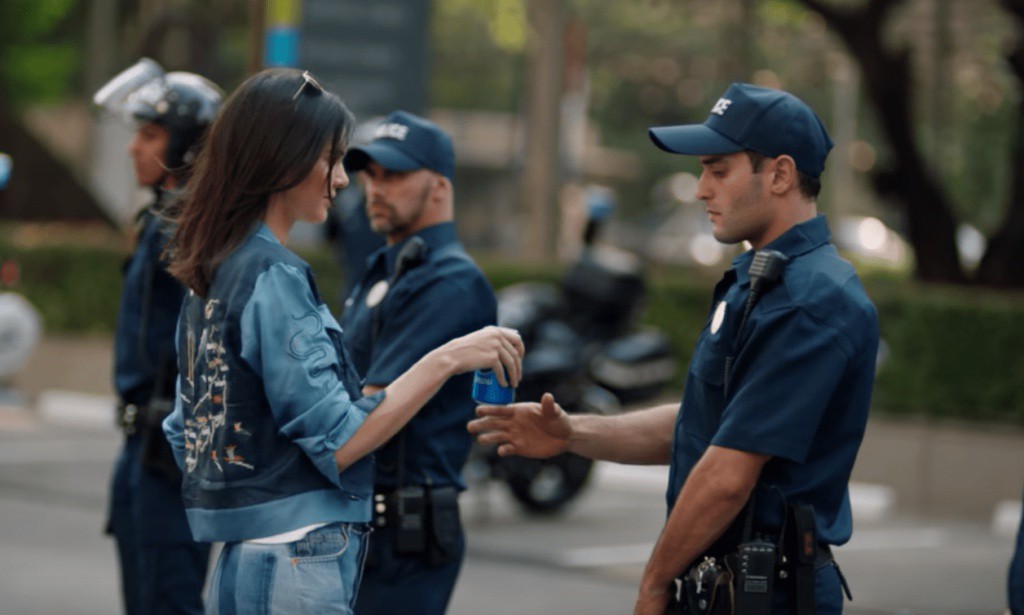 Critican en redes anuncio con Kendall Jenner Critican en redes anuncio con Kendall Jenner