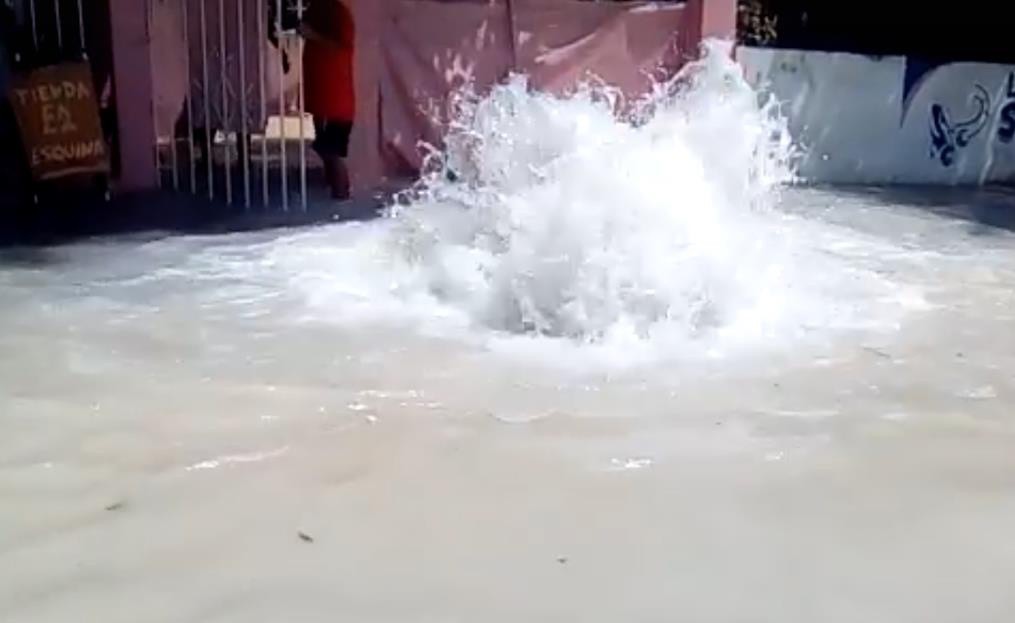 Atienden fuga de agua en la Bojórquez Atienden fuga de agua en la Bojórquez