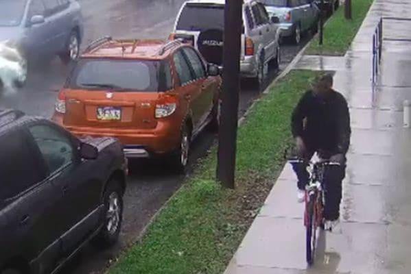 Huye en bicicleta tras robar un banco Huye en bicicleta tras robar un banco