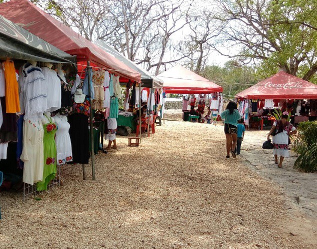 Artesanos de Valladolid esperan que les vaya bien en feria primavera Artesanos de Valladolid esperan que les vaya bien en feria primavera