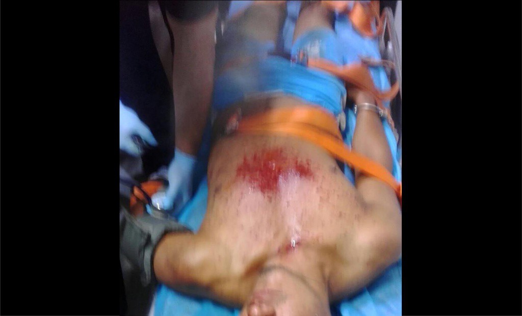 Ebrio agrede a policía con un cuchillo Ebrio agrede a policía con un cuchillo