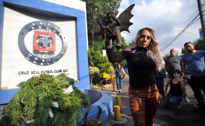 La Bruja Zulema le hace una "limpia" al Cruz Azul La Bruja Zulema le hace una "limpia" al Cruz Azul