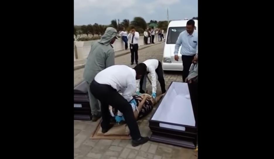 Viral: cae el cuerpo de un ataúd en plena marcha fúnebre Viral: cae el cuerpo de un ataúd en plena marcha fúnebre
