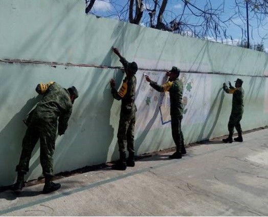 Militares mejoran la imagen de dos escuelas vallisoletanas Militares mejoran la imagen de dos escuelas vallisoletanas