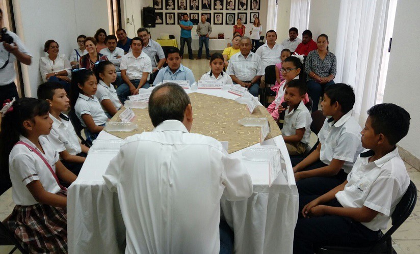 Niños encabezan sesión de cabildo, en Tizimín Niños encabezan sesión de cabildo, en Tizimín