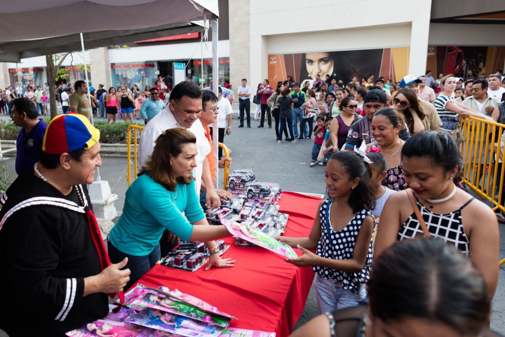Regalos y sonrisas, en ¡Vivan los Niños! Regalos y sonrisas, en ¡Vivan los Niños!
