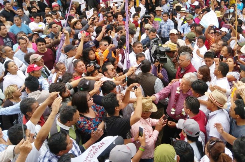 Golpean a camarógrafo en evento de AMLO Golpean a camarógrafo en evento de AMLO