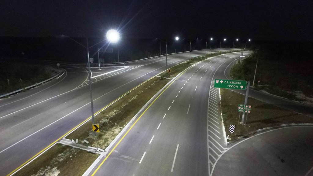 Instalan iluminación en entronques de la Mérida-Chetumal Instalan iluminación en entronques de la Mérida-Chetumal