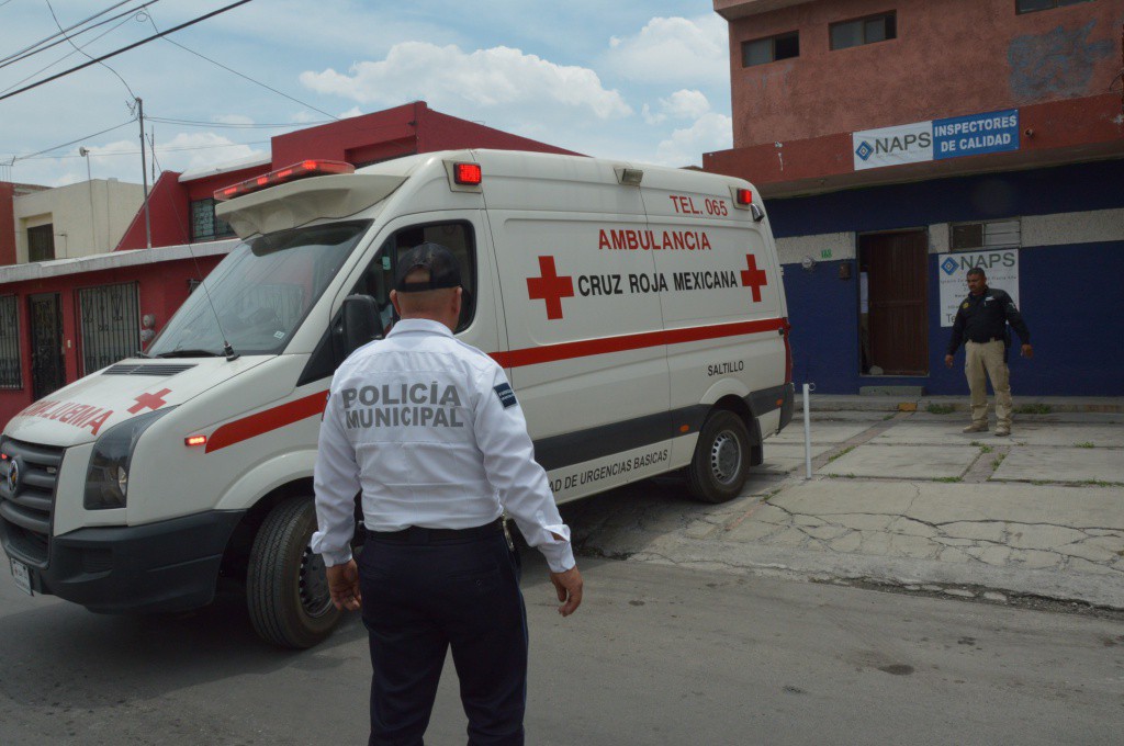 Entra a buscar trabajo y viola a la secretaria Entra a buscar trabajo y viola a la secretaria