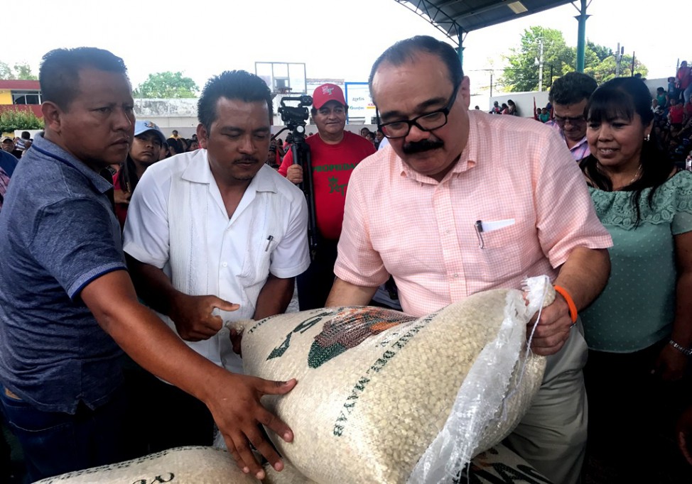 Entregan apoyos a campesinos afectados por la sequía Entregan apoyos a campesinos afectados por la sequía