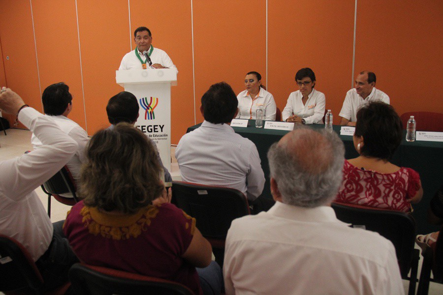 Reconocen labor del "Maestro Distinguido 2017" Reconocen labor del "Maestro Distinguido 2017"
