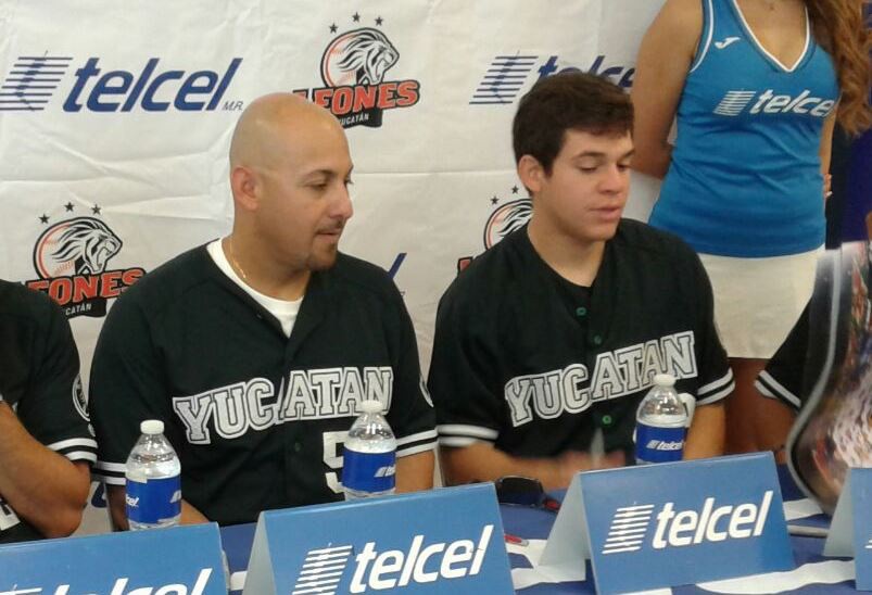 Fanáticos conviven con los Leones de Yucatán Fanáticos conviven con los Leones de Yucatán