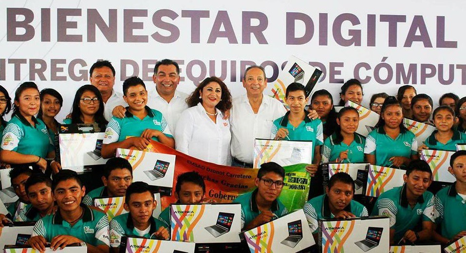 Entregan computadoras en Tizimín Entregan computadoras en Tizimín