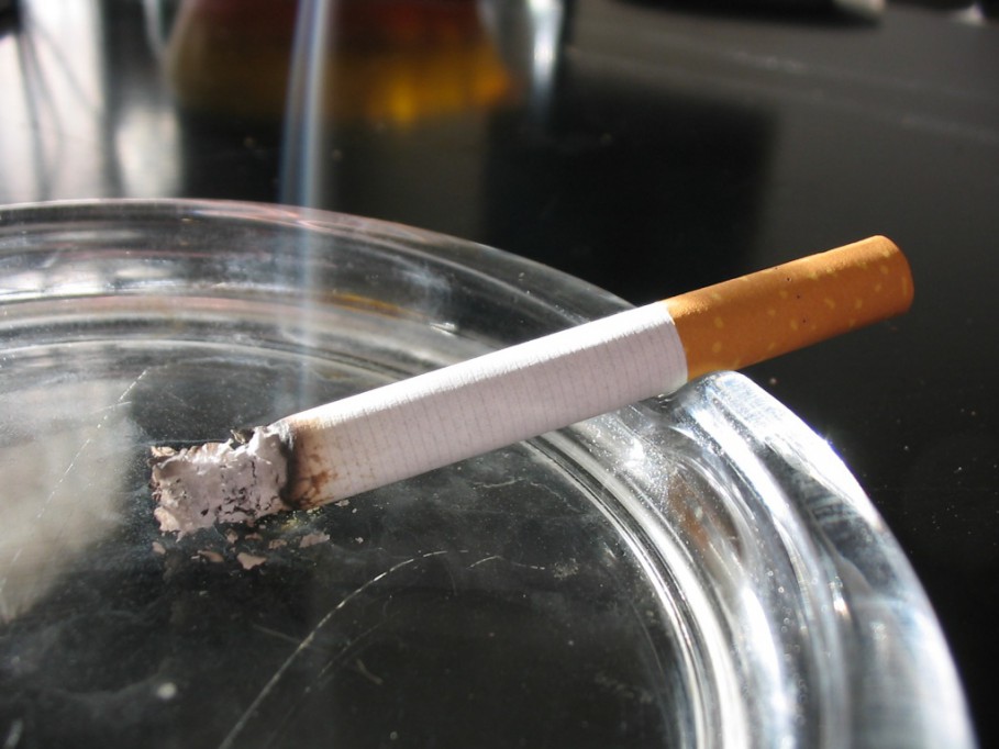 Cada vez que enciendes un cigarro, tu interior se apaga Cada vez que enciendes un cigarro, tu interior se apaga