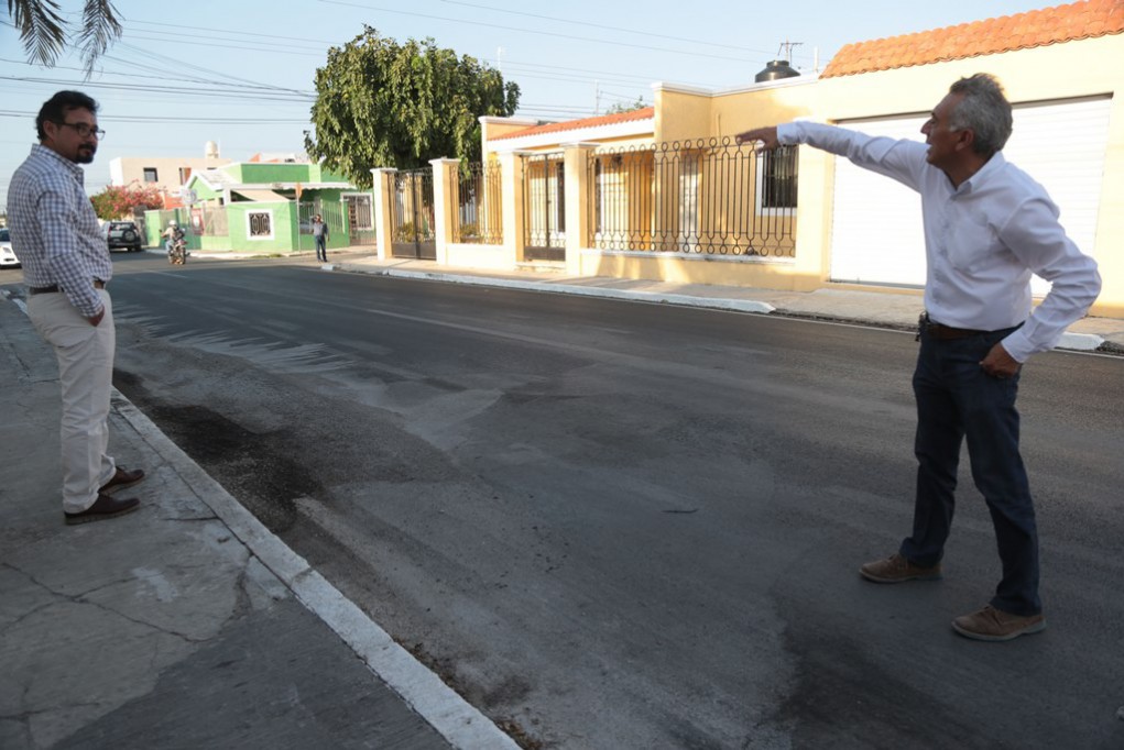 Arrojan ácido a calles repavimentadas Arrojan ácido a calles repavimentadas