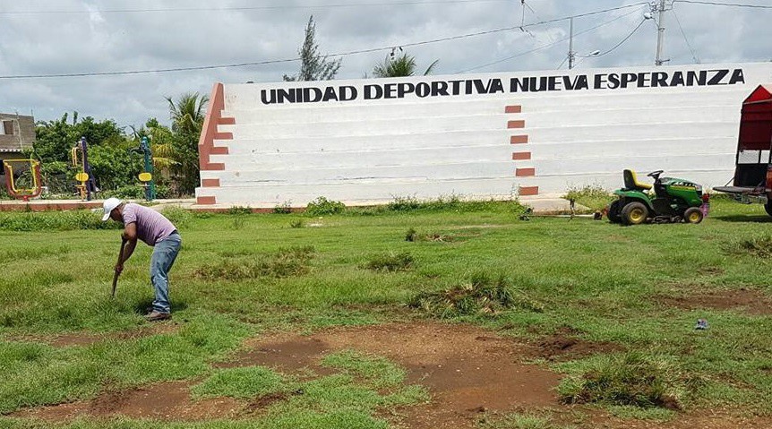 En Tizimín dan mantenimiento a campo de futbol En Tizimín dan mantenimiento a campo de futbol
