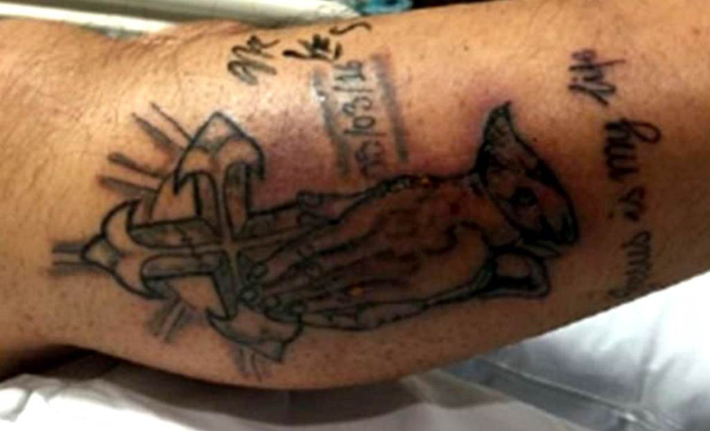 Muere por hacerse un tatuaje y nadar en el mar Muere por hacerse un tatuaje y nadar en el mar