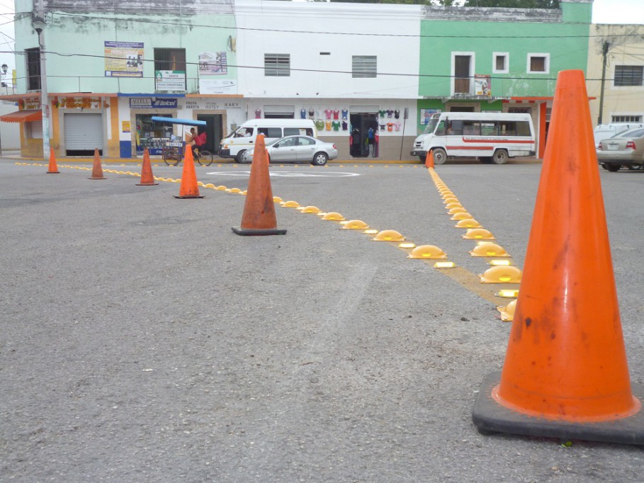 TIZIMIN: Nueva señalización para un mejor control de la vialidad en el Centro.\r\n TIZIMIN: Nueva señalización para un mejor control de la vialidad en el Centro.\r\n