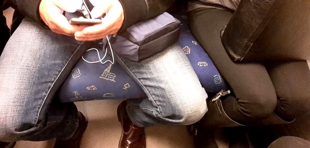 España impulsa campaña contra el "manspreading" España impulsa campaña contra el "manspreading"
