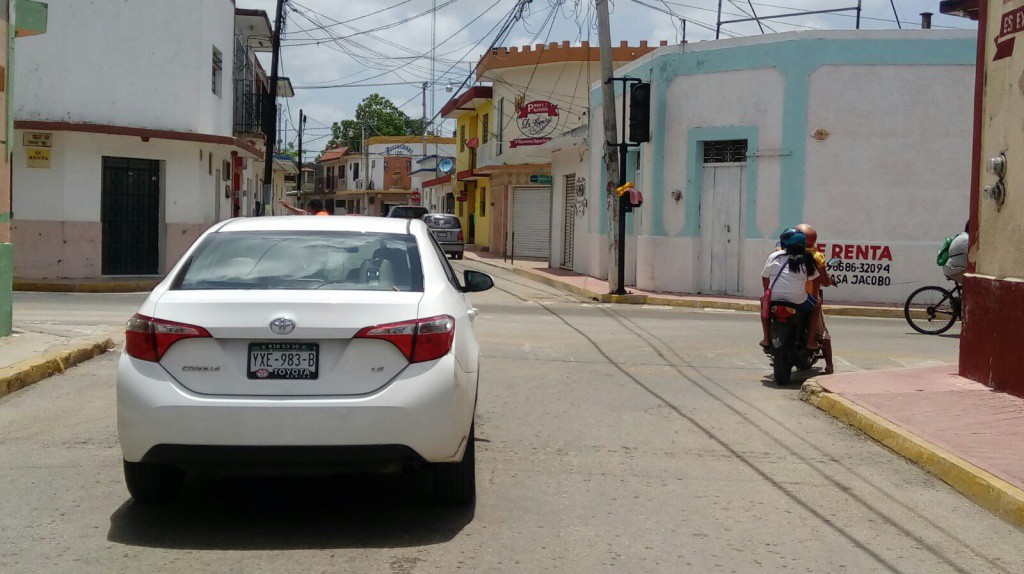 Semáforo en centro de Tizimìn causa perjuicio a la vialidad Semáforo en centro de Tizimìn causa perjuicio a la vialidad