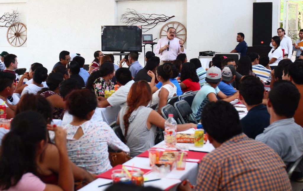 Invitan a jóvenes a impulsar cambios en la política Invitan a jóvenes a impulsar cambios en la política