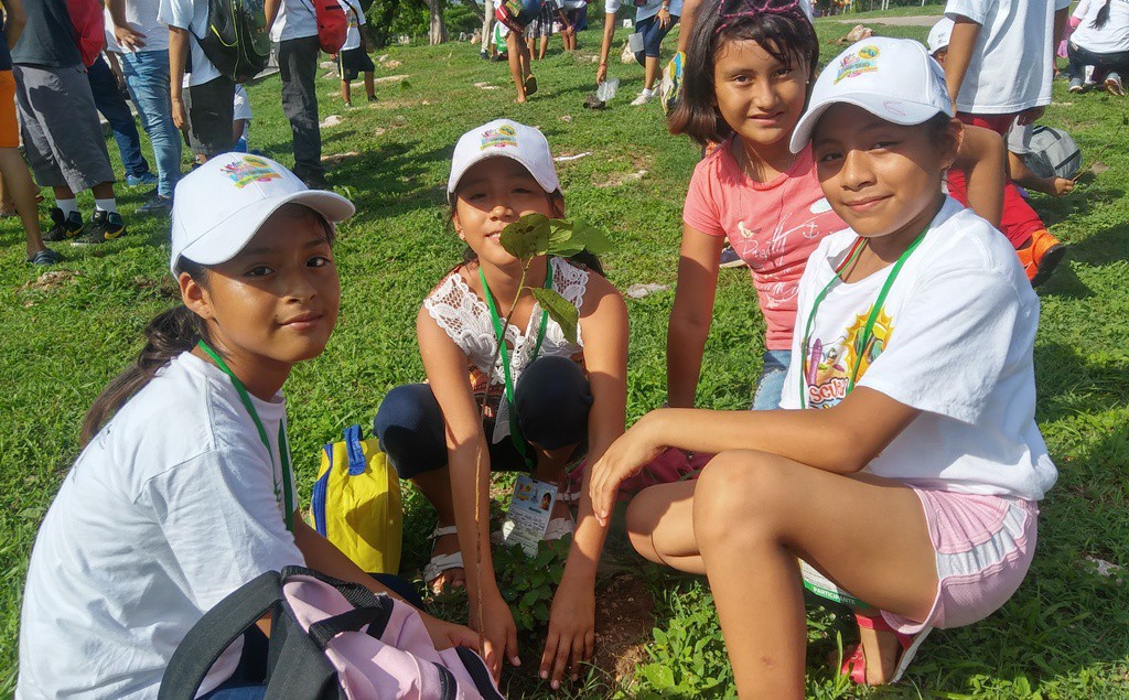 Voluntarios Modelo siembran 800 árboles en el Paseo Verde