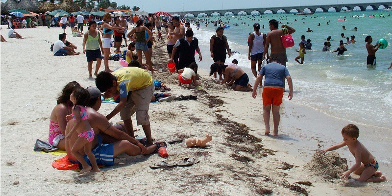 Más de 70 mil personas visitan playas yucatecas Más de 70 mil personas visitan playas yucatecas