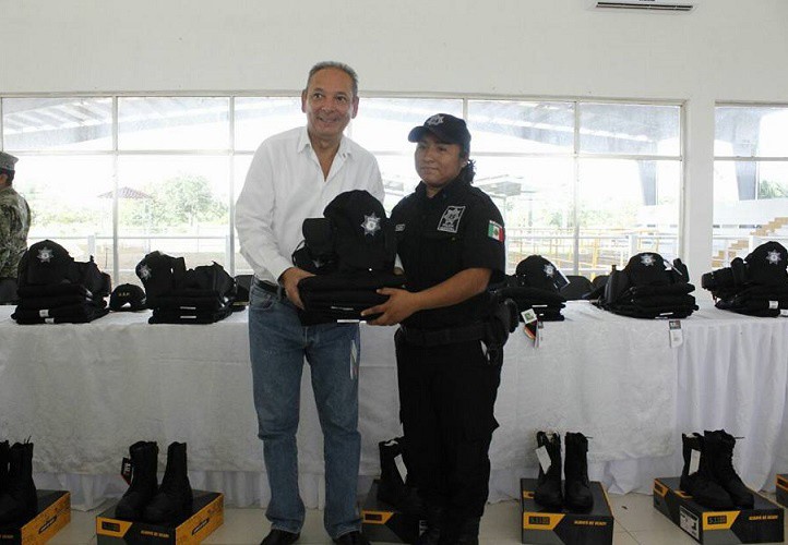 Equipan a la policía tizimileña Equipan a la policía tizimileña