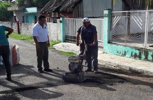 Supervisan plan de bacheo en Espita Supervisan plan de bacheo en Espita