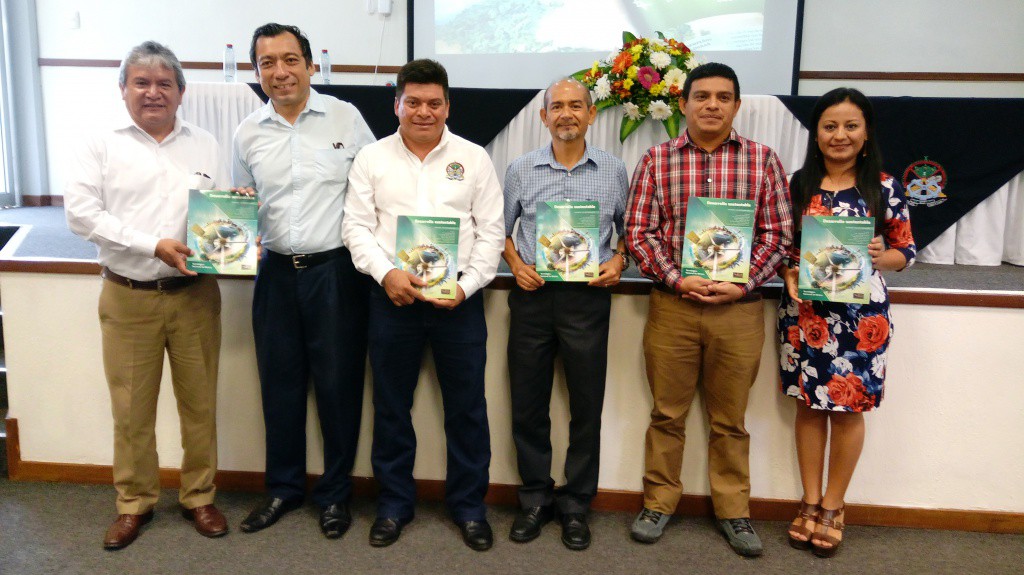 TEC de Tizimín presenta primer libro escrito por profesores investigadores TEC de Tizimín presenta primer libro escrito por profesores investigadores