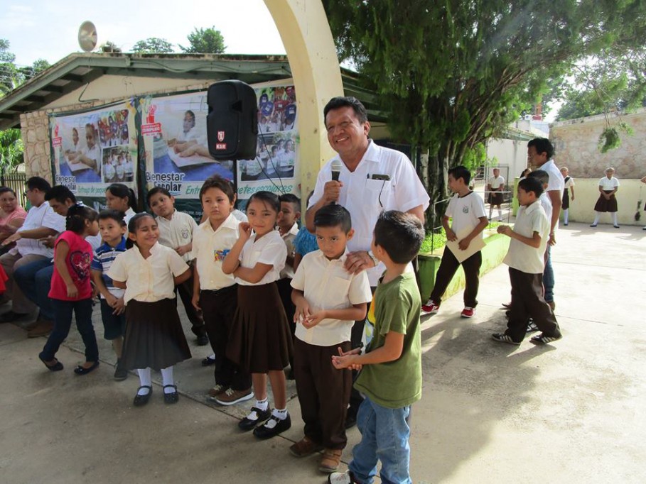 Estudiantes de Espita con útiles escolares Estudiantes de Espita con útiles escolares