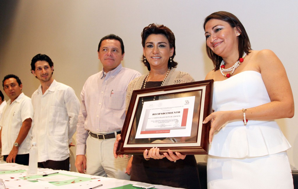 La Presidenta del DIF Yucatán encabeza ceremonia de graduación de alumnos de bachillerato. La Presidenta del DIF Yucatán encabeza ceremonia de graduación de alumnos de bachillerato.