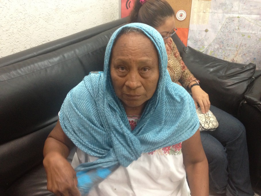 Señora de 70 años busca trabajo para pagarle al banco Señora de 70 años busca trabajo para pagarle al banco