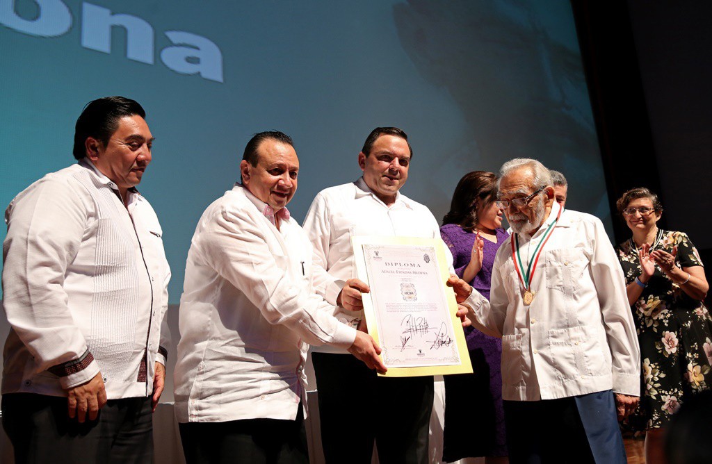 Entregan la medalla "Eligio Ancona" Entregan la medalla "Eligio Ancona"