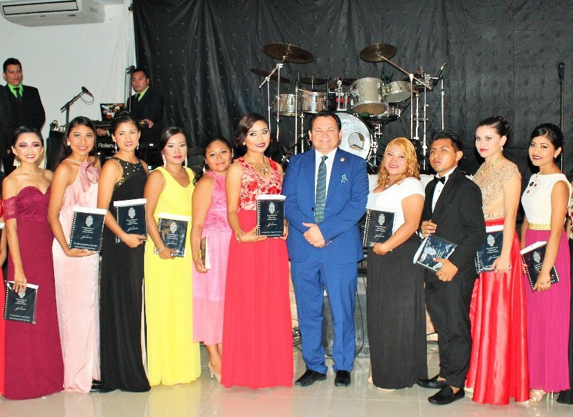 "Huacho" apadrina egresados de la UADY Tizimín "Huacho" apadrina egresados de la UADY Tizimín