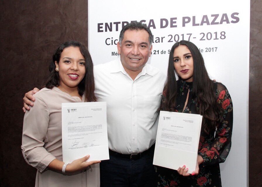 Entregan plazas laborales a maestros de Educación Básica