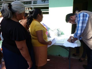 TIZIMIN: 344 familias reciben despensas por mantener patios limpios. TIZIMIN: 344 familias reciben despensas por mantener patios limpios.