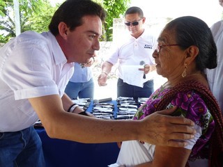 TIZIMIN: Daniel Ávila entrega 215 lentes a sus paisanos. TIZIMIN: Daniel Ávila entrega 215 lentes a sus paisanos.