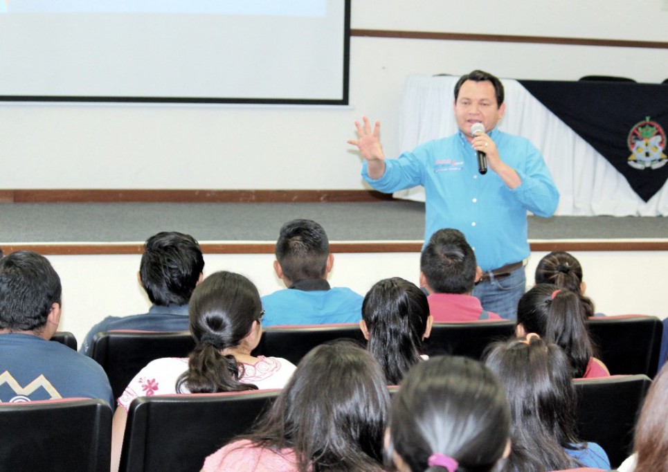 "Huacho" apoya a profesores en su preparación "Huacho" apoya a profesores en su preparación
