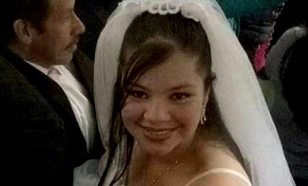 Vestida de novia se va a su boda ¡en camión! Vestida de novia se va a su boda ¡en camión!