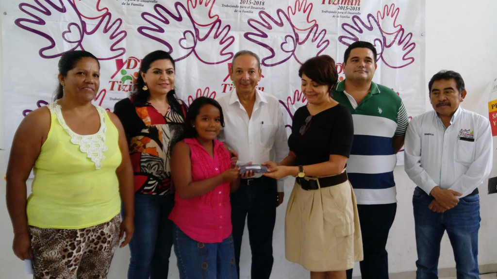 Entregan lentes a niños estudiantes de Tizimín Entregan lentes a niños estudiantes de Tizimín
