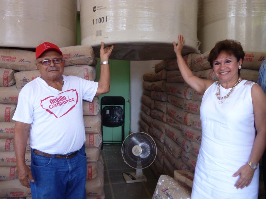 TIZIMIN: Alcaldesa entrega primera remesa de cemento, tinacos y láminas de cartón. TIZIMIN: Alcaldesa entrega primera remesa de cemento, tinacos y láminas de cartón.