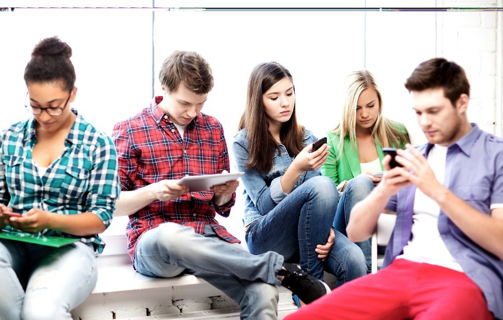 Tecnología e internet, nuevas adicciones entre los jóvenes Tecnología e internet, nuevas adicciones entre los jóvenes