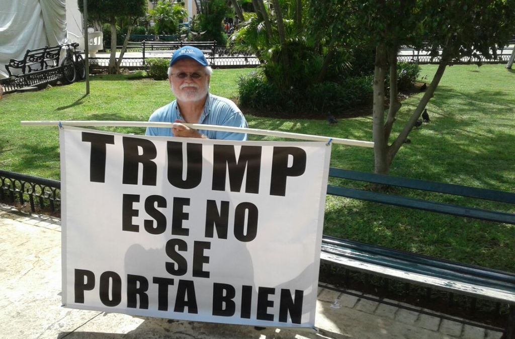 Estadounidense protesta contra Trump, en México Estadounidense protesta contra Trump, en México