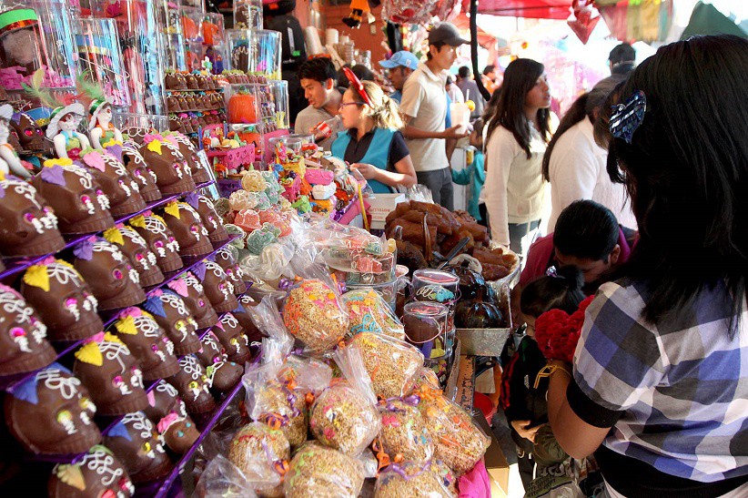 Flores y dulces en el "Tianguis de Muertos" Flores y dulces en el "Tianguis de Muertos"