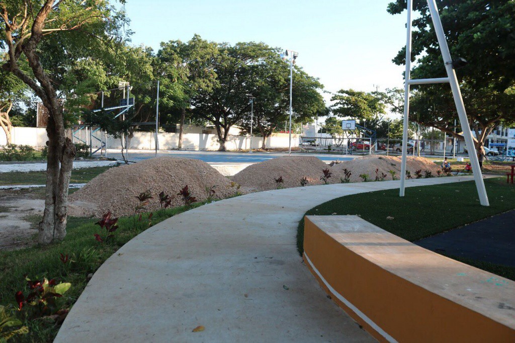 Vecinos inconformes por planchas de concreto en parques Vecinos inconformes por planchas de concreto en parques