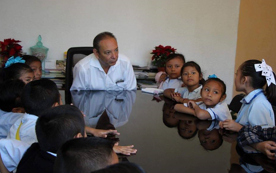 Niños visitan al Alcalde de Tizimín Niños visitan al Alcalde de Tizimín