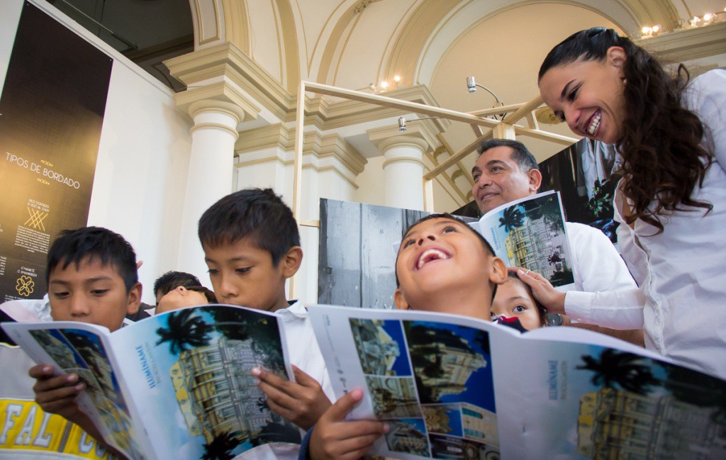 Presentan el libro "Iluminame" Presentan el libro "Iluminame"